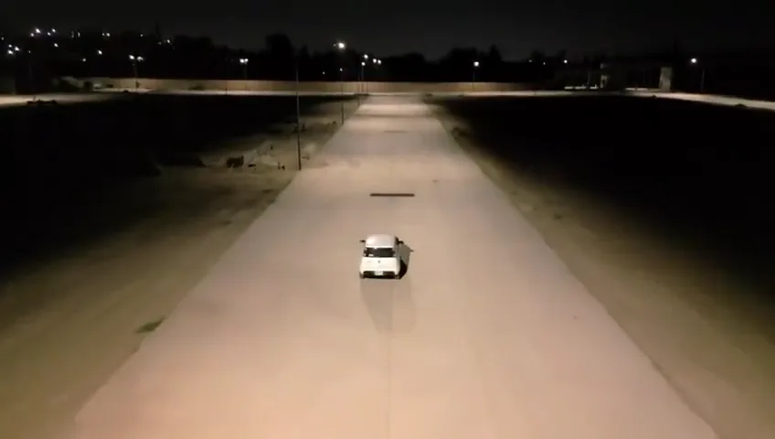 Patio industrial visto desde dron: primero de día en obra, después de noche con el patio iluminado