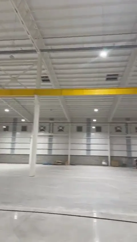 Interior de nave industrial con luminarias LED high bay encendidas en toda la crujía