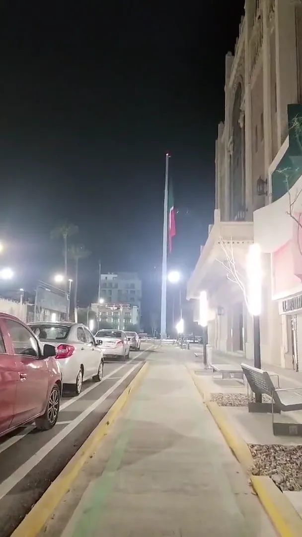 Vialidad de centro histórico iluminada de noche con luminarias LED sobre postes lineales