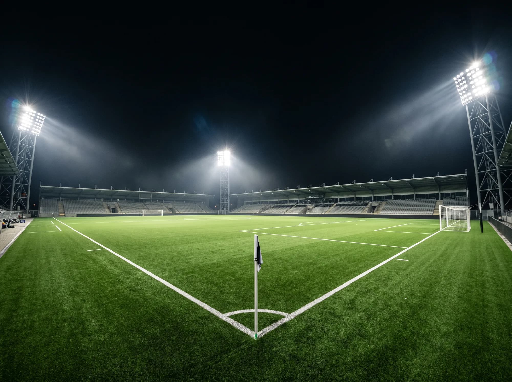 Cancha de fútbol iluminada de noche con torres de reflectores LED